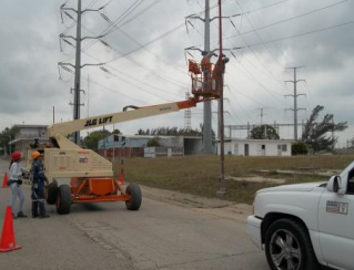 Plataforma elevadora en trabajo de infraestructura